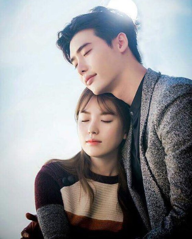 FOTO: ADEGAN ROMANTIS LEE JONG SUK - HAN HYO JOO, BIKIN 