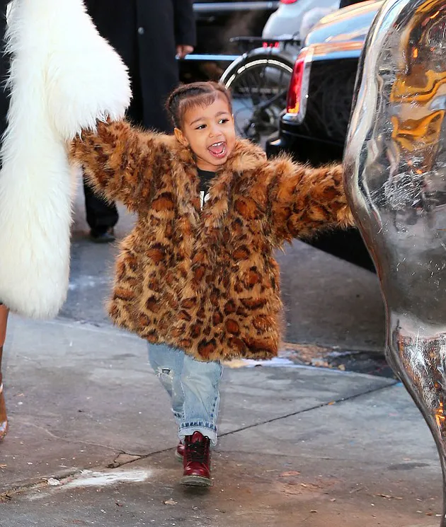 Adu Gaya Kim Kardashian &amp; North West
