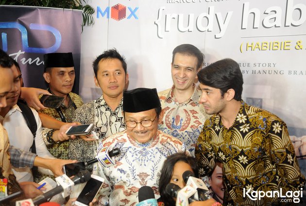 Premiere film 'RUDY HABIBIE' sukses membuat gempar seisi Jakarta karena kehadiran sosok-sosok mengejutkan...
