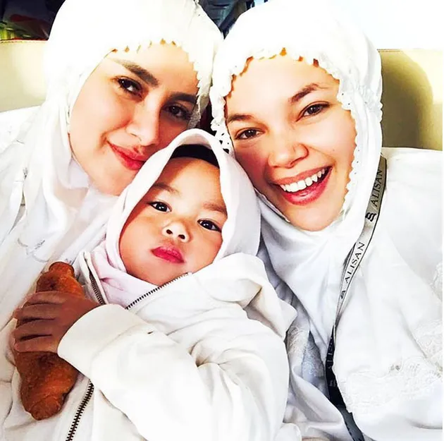 FOTO: Manisnya Hubungan Olla Ramlan - Anak Buat Dewi Sandra Kagum