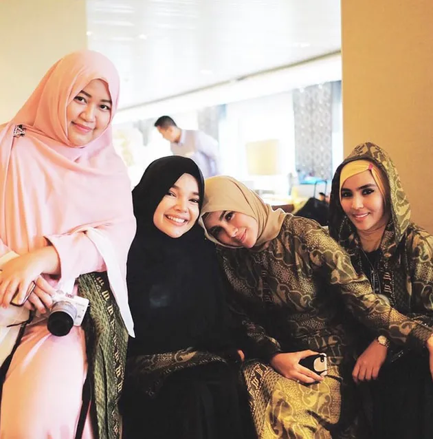 FOTO: Manisnya Hubungan Olla Ramlan - Anak Buat Dewi Sandra Kagum