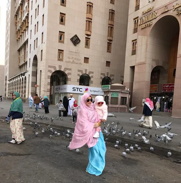 FOTO: Manisnya Hubungan Olla Ramlan - Anak Buat Dewi Sandra Kagum