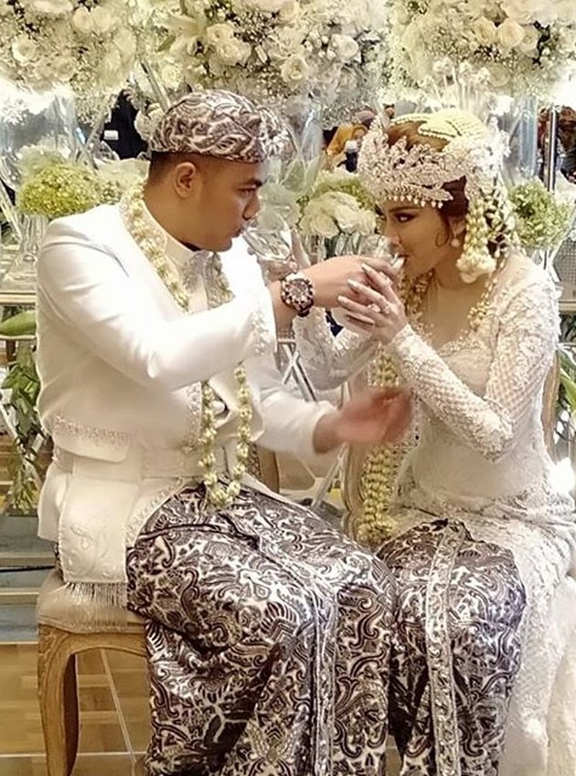 PHOTO Marriage Vow Guntur Triyoga - Apris Devita, Touching with Sundanese Tradition