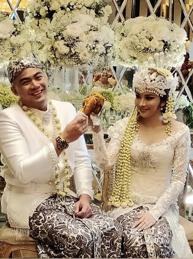 PHOTO Marriage Vow Guntur Triyoga - Apris Devita, Touching with Sundanese Tradition
