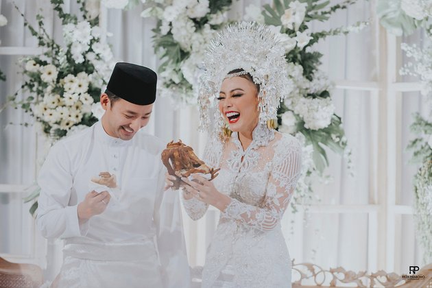 FOTO AKAD NIKAH  WHULANDARY HERMAN NIKI PENUH TAWA 