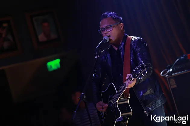 Tak tampil bersama bandnya, ia tunjukkan kebolehannya bernyanyi secara solo menggunakan gitar akustik berwarna hitam elegan.