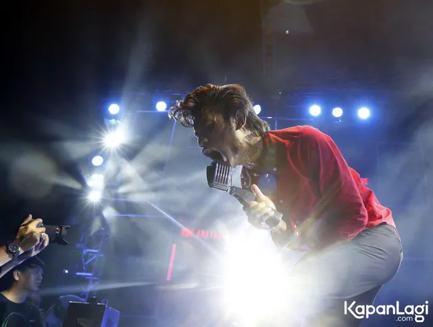 Bukan The Changcuters namanya jika tidak memberikan penampilan all out dan membara di atas panggung. Aksi mereka memang sejalan dengan genre musik rock n roll yang dibawakannya.