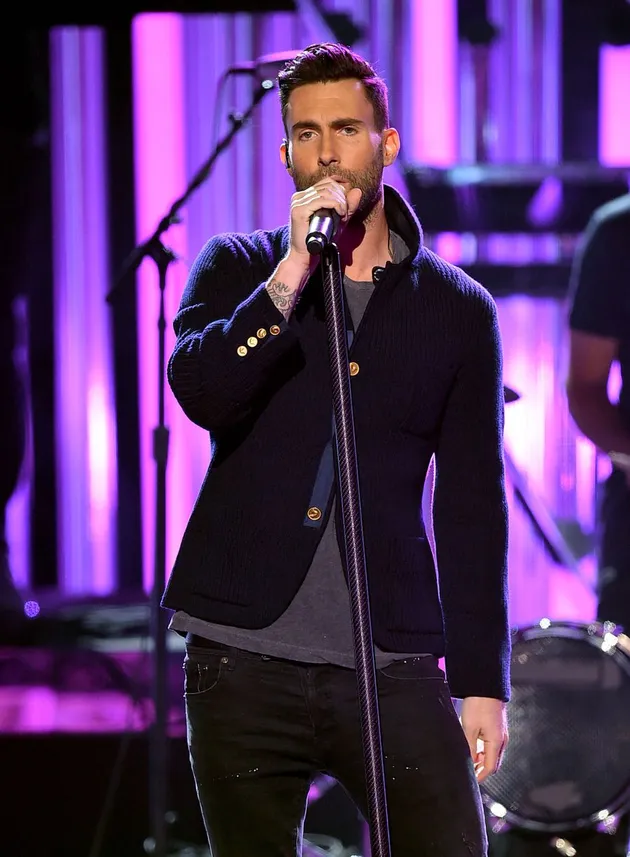Maroon 5 menjadi salah satu penampil dalam acara American Music Awards. Dan si ganteng Adam Levine tak bernyanyi sendiri.