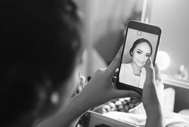 Penyanyi Cantik di Backstage