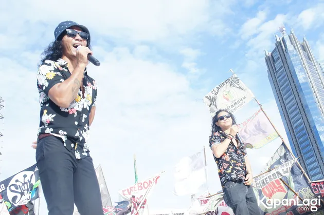 FOTO: Aksi Slank Manggung Bareng Artis Kenamaan di #KonserGue2
