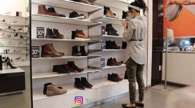 Daily Activities Photos of Gisela Cindy Working at a Shoe Store in Canada, Always Full of Enthusiasm