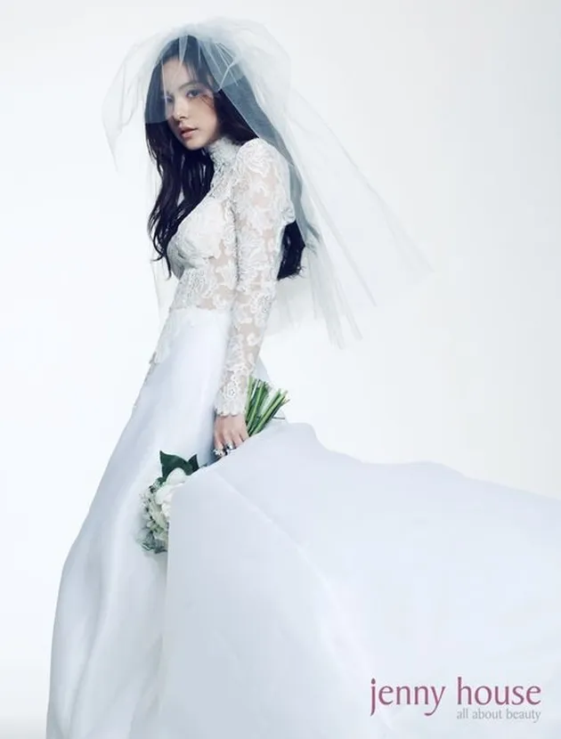 Aktris pakai gaun pengantin bercadar