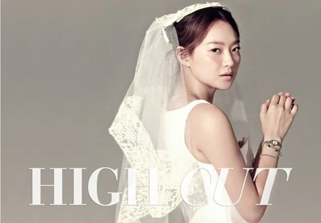 Aktris pakai gaun pengantin bercadar