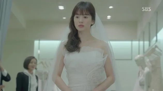 Aktris pakai gaun pengantin bercadar