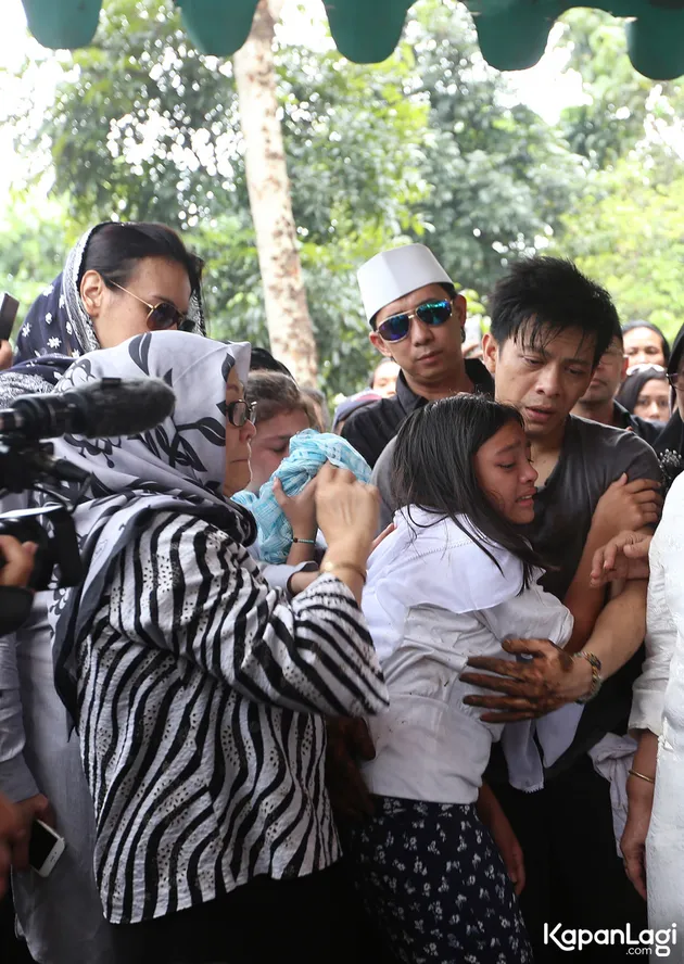 FOTO Allea Putri Ariel NOAH Nangis Tersedu Lihat Kakek Dimakamkan