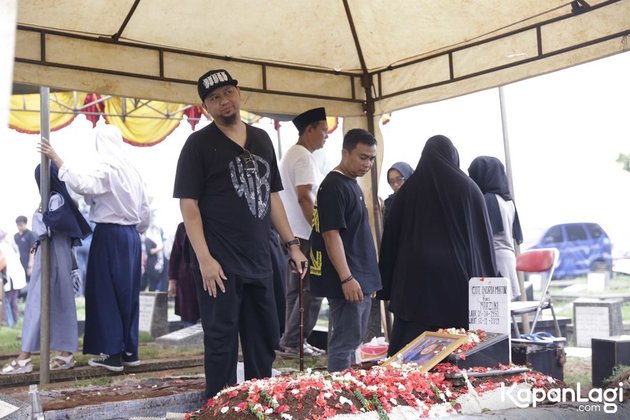 Photo of Aming and Anggy Umbara at Nirina Zubir's Mother's Funeral