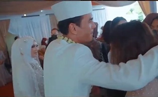 Photo of Teddy Syach's Children When Attending Their Father's Wedding, Touching Moment When Hugging His Daughter - The Syach Family Also Becomes the Spotlight