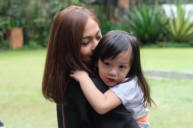  FOTO ANAK CANTIK OMESH DIAN AYU KECIL KECIL PUNYA GAYA 