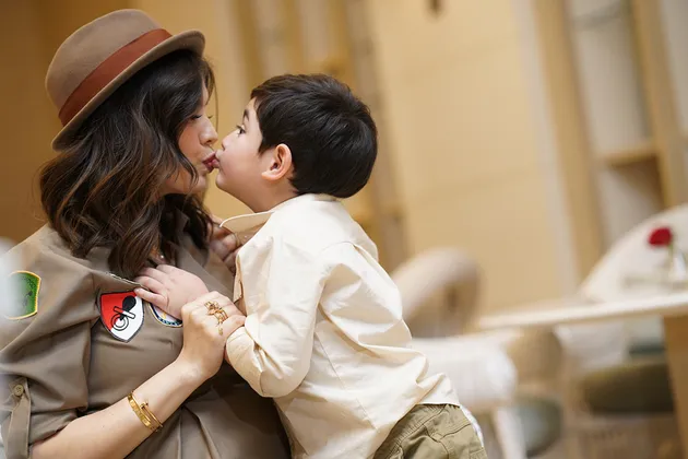 Potret kebersamaan Carissa Puteri &amp; Quenzino di acara baby shower