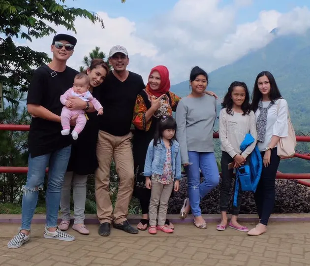Ceritanya, Andhika mengajak Ussy dan juga para buah hatinya untuk pulkam ke kampung halaman, yakni Malang.