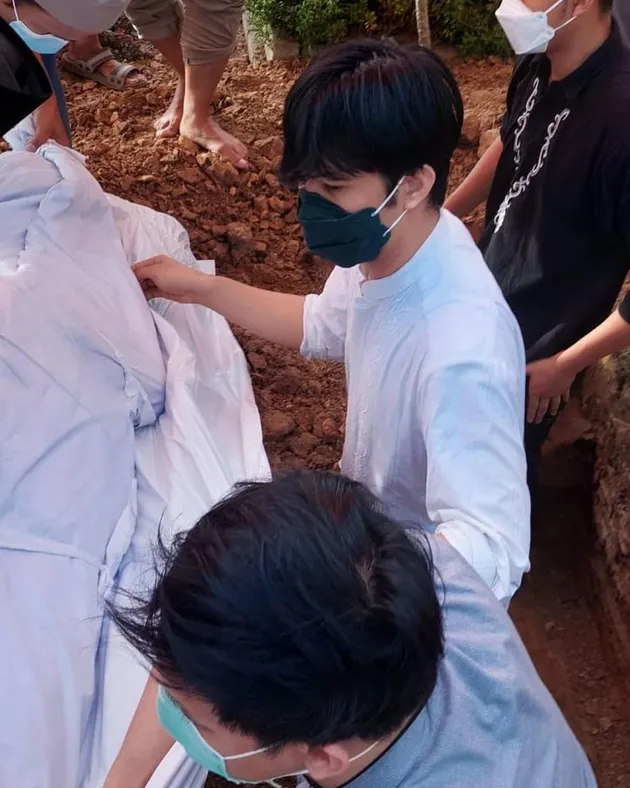 pemakaman ayah andi arsyil