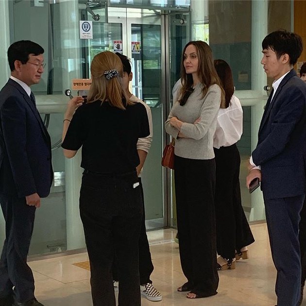 Belum lama ini, Angelina Jolie tertangkap kamera muncul di Yonsei University International Campus yang terletak di kawasan Songdo, Incheon, Korea Selatan.