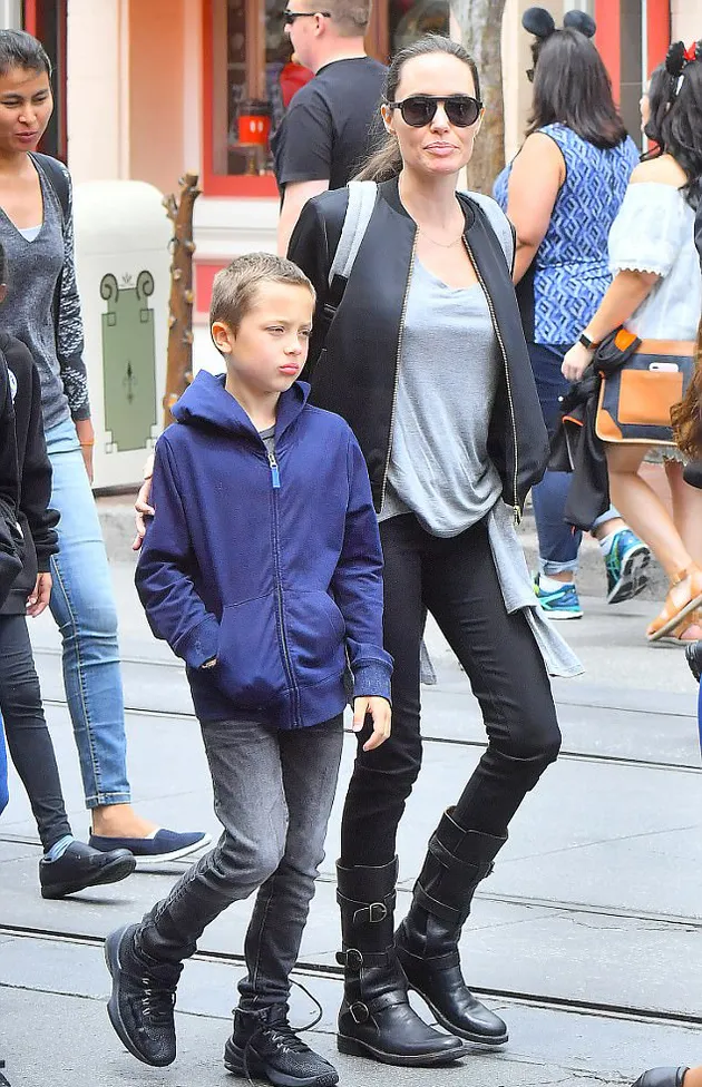 Angelina Jolie &amp; Anaknya di Disneyland