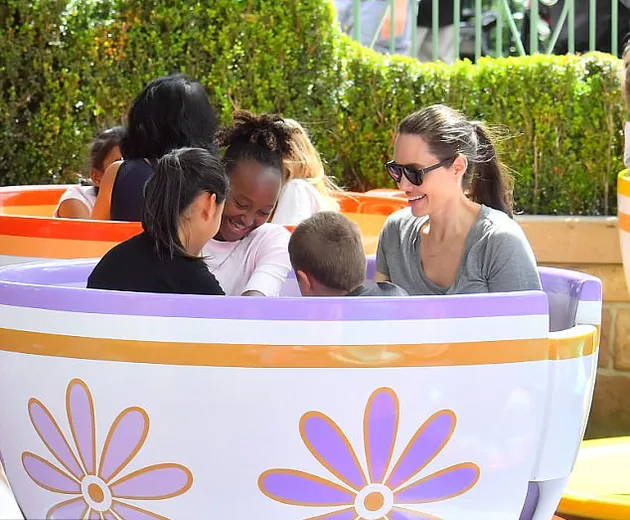 Angelina Jolie &amp; Anaknya di Disneyland