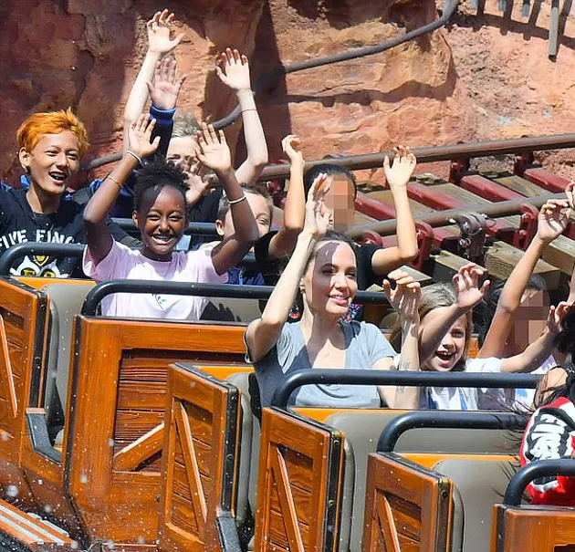 Angelina Jolie &amp; Anaknya di Disneyland