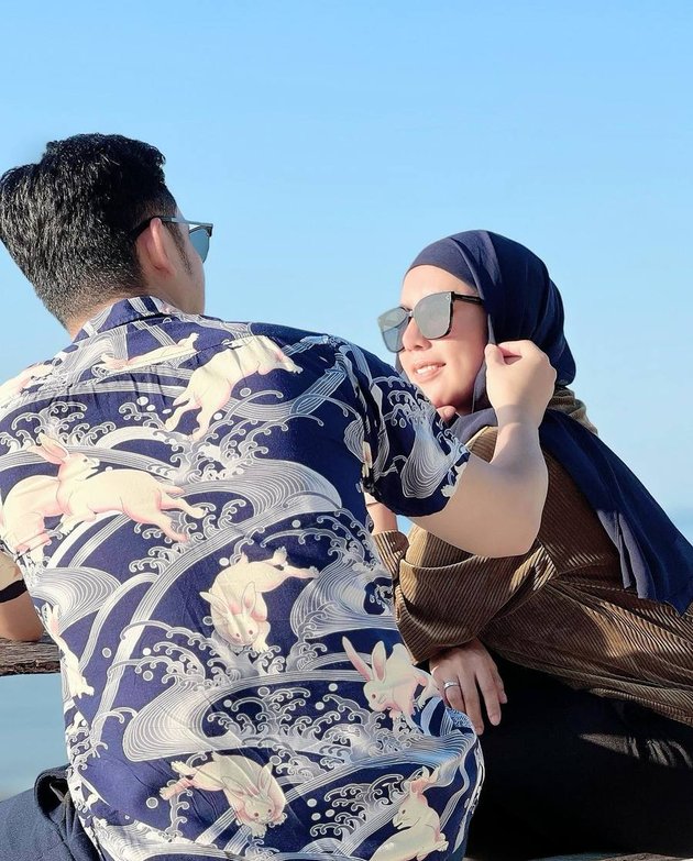 Angga Wijaya Shows Affection with Wife and Enjoys Life, Netizens: Some Are Getting Heated