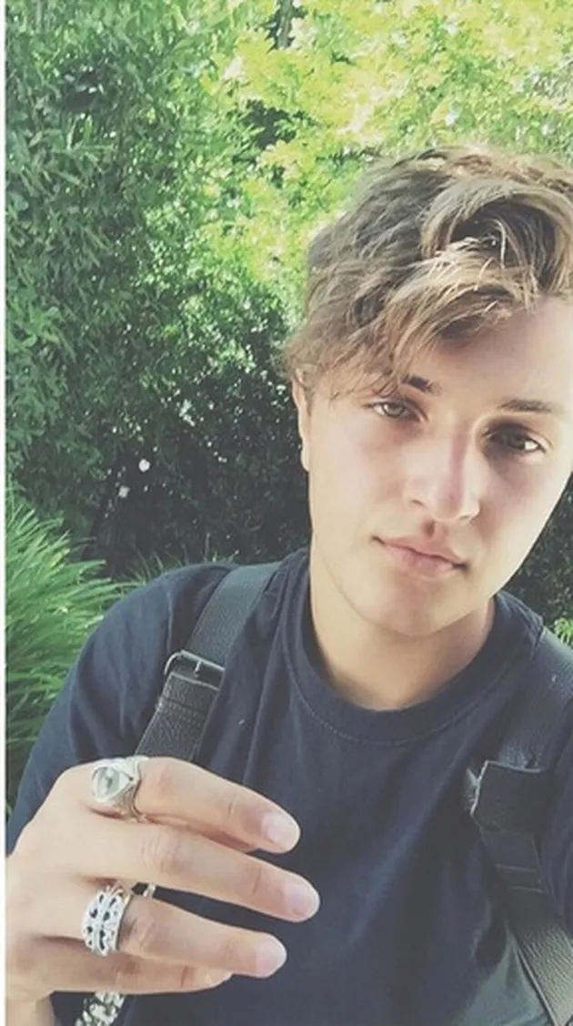 Anwar, Adik Gigi Hadid Yang Ganteng