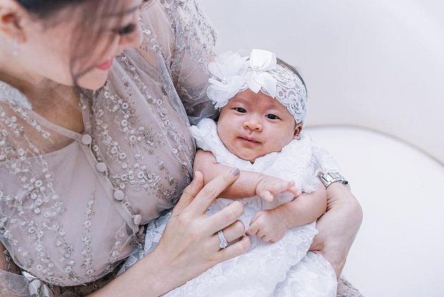 Gwen Priscilla baru saja melahirkan anak kedua dari pernikahannya dengan Dedey Risjad. Si kecil diberi nama Arabelle.