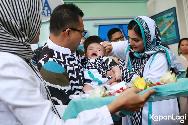 FOTO AQIQAH  BABY ARSYA TAMPIL KOMPAK DIGELAR DI RUMAH 