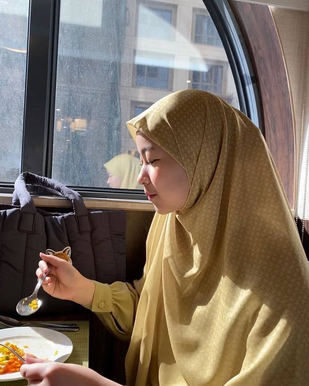 Aquene, the child of Sultan Djorghi and Annisa Trihapsari, wearing a Syar'i Hijab during Umrah, looks even more beautiful with adorable cheeks