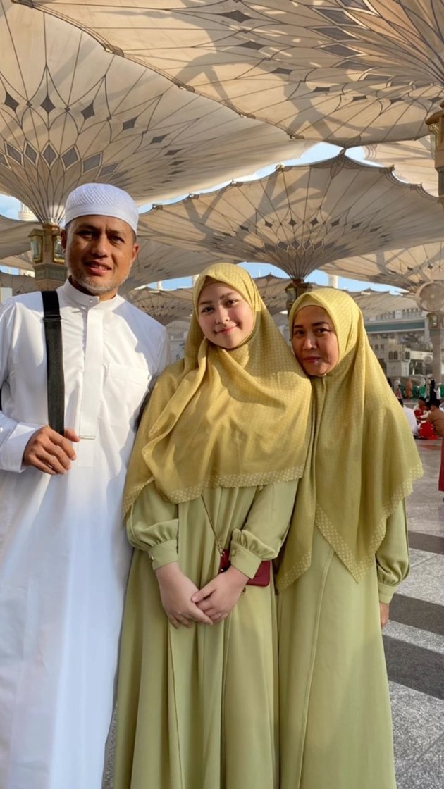 Aquene, the child of Sultan Djorghi and Annisa Trihapsari, wearing a Syar'i Hijab during Umrah, looks even more beautiful with adorable cheeks