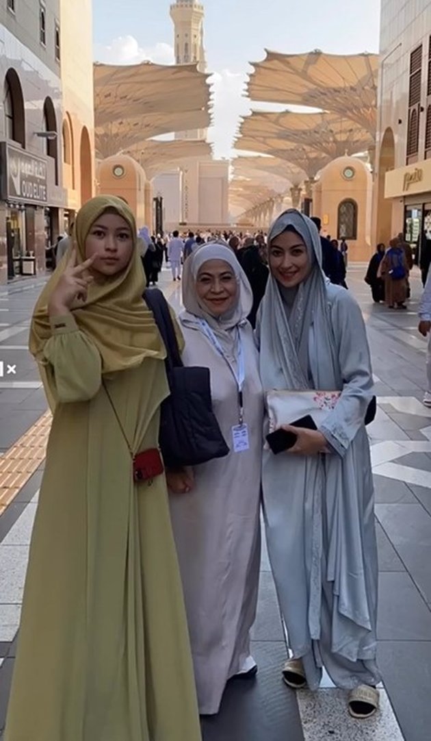 Aquene, the child of Sultan Djorghi and Annisa Trihapsari, wearing a Syar'i Hijab during Umrah, looks even more beautiful with adorable cheeks