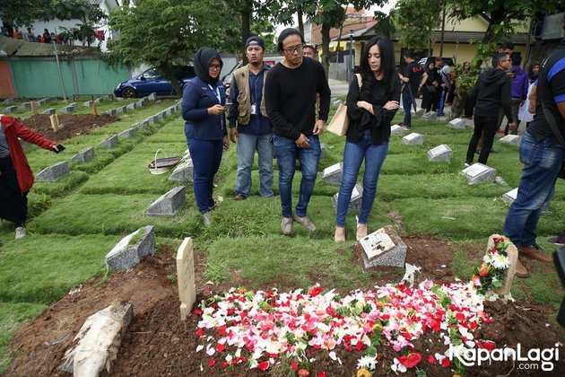 Pasangan Dea Anada dan Ariel Nidji terlihat datang dalam acara pemakaman almarhum Oon Project Pop di TPU Mekar Wangi, Bandung, Jawa Barat, Jumat (13/1).