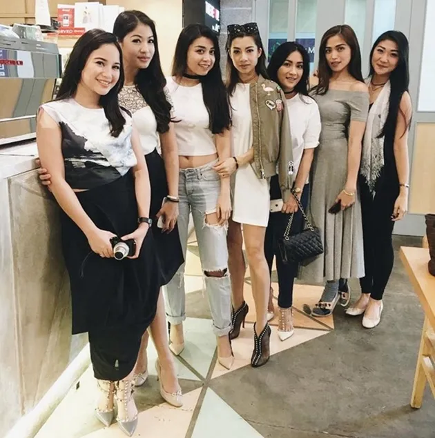 FOTO ARISAN SOSIALITA NIA RAMADHANI - JEDAR, MAMA STYLISH 