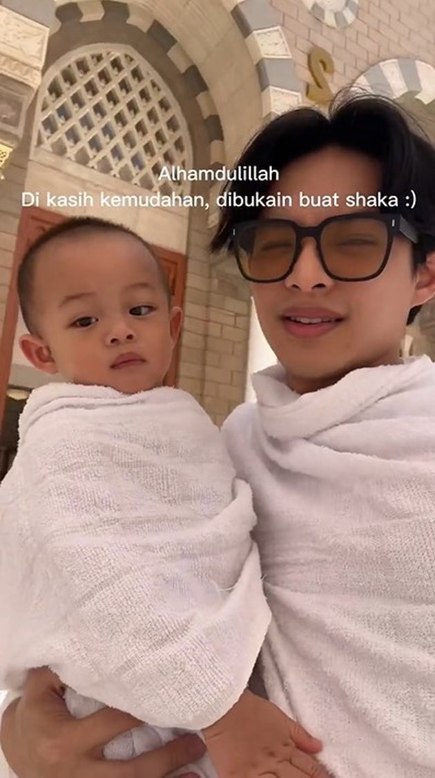 Cute Photos of Arshaka, Rey Mbayang's Child, in Ihram Clothing, Touched on the Way to the Tomb of the Prophet