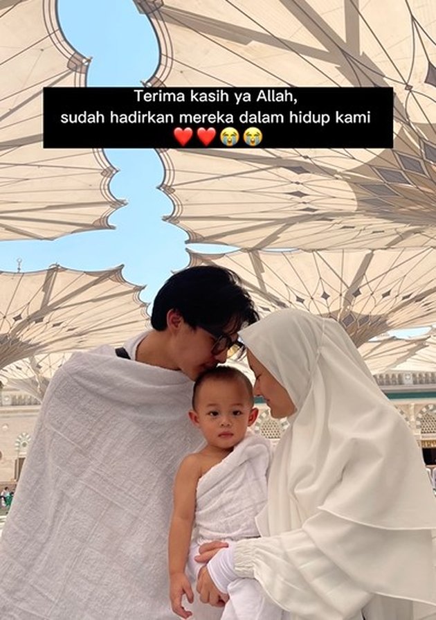 Cute Photos of Arshaka, Rey Mbayang's Child, in Ihram Clothing, Touched on the Way to the Tomb of the Prophet