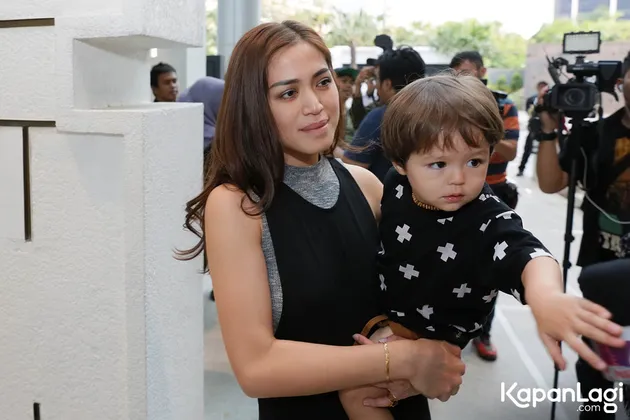 bayi seleb di ultah Amora Lemos