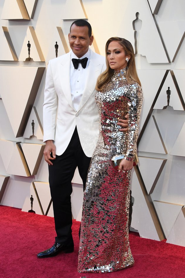 Di acara yang sangat spesial ini, Jennifer Lopez datang bersama sang pacar, Alex Rodriguez. Mereka menjadi salah satu pasangan terpanas di red carpet Oscar.