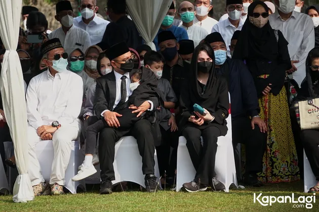 Foto Arumi Bachsin di Pemakaman Ayah Mertuanya