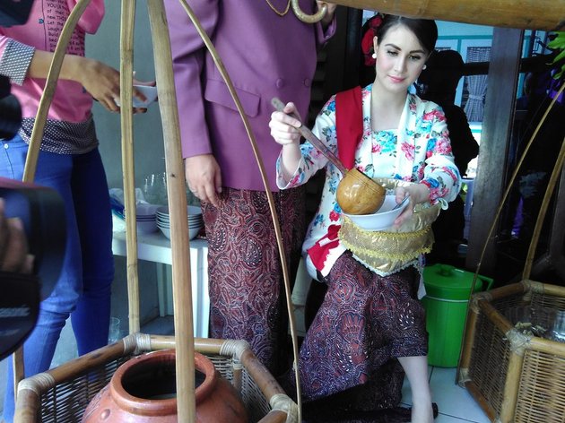 FOTO ARUMI BACHSIN LAKUKAN SIRAMAN  7  BULANAN  CANTIK 