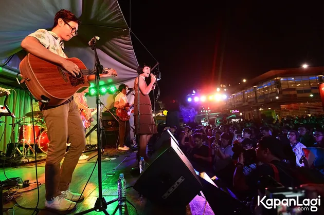 Meski tak seluas panggung lainnya, WSTCC tampil begitu brilian dengan membawakan lagu-lagu hits milik mereka.