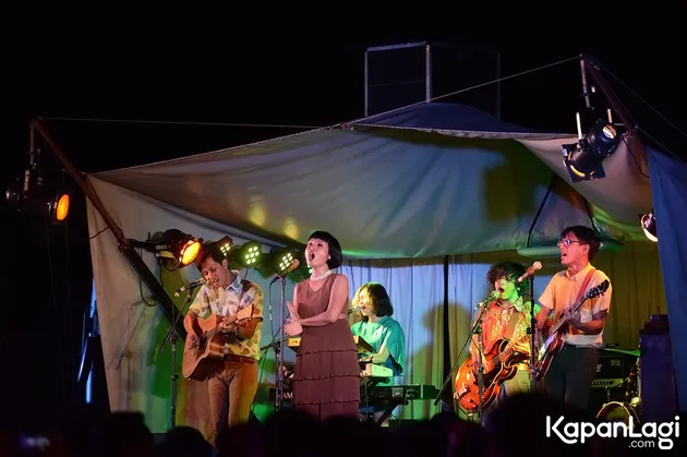 Penampilan White Shoes and The Couples Company ini jadi salah satu momen tak terlupakan di JJF 2016. Keren!