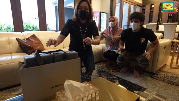 Di sela-sela asyik ngobrol, Maia teringat pada kado yang dibawanya buat Atta dan Aurel. Kado itu dari sang suami khusus buat pengantin baru ini.