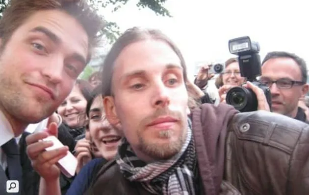 Artis Pose Bareng Fans