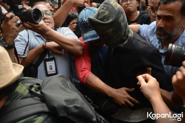 Semalam Axel Matthew Thomas digiring oleh aparat yang berwajib untuk melakukan pemeriksaan di kantor polisi. Bintang muda ini terus ditemani sang ayah dari RS hingga Polres.