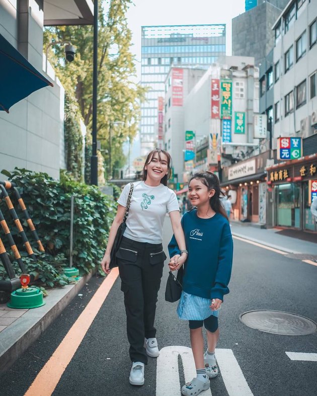 Ayu Ting Ting and Bilqis Strolling in Seoul, Their Style Already Resembles Eonnie Dongsaeng